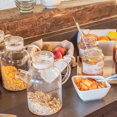 Logis La Thomasse Отель Орийак