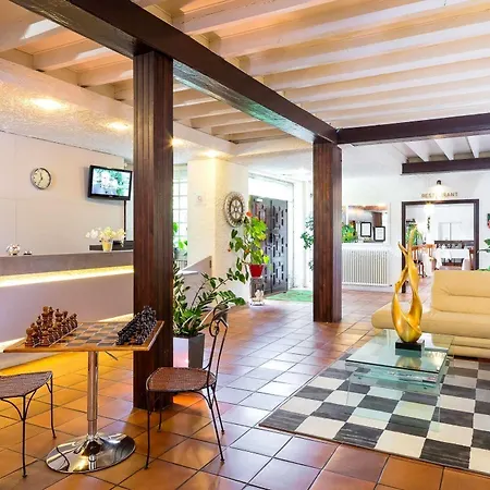 Logis La Thomasse Отель 3*