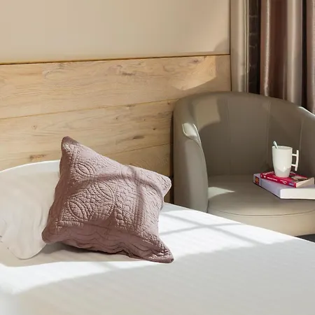 Logis La Thomasse 3* Орийак