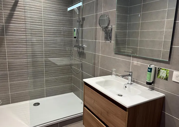 Logis La Thomasse Отель