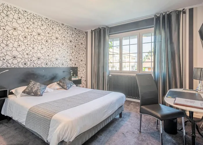 Logis La Thomasse Отель 3*