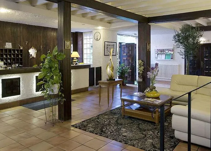 Отель Logis La Thomasse 3*