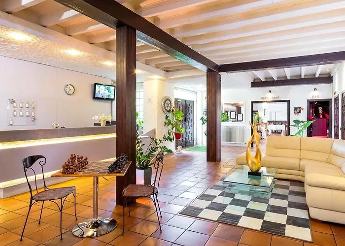 Logis La Thomasse Hotel 3*