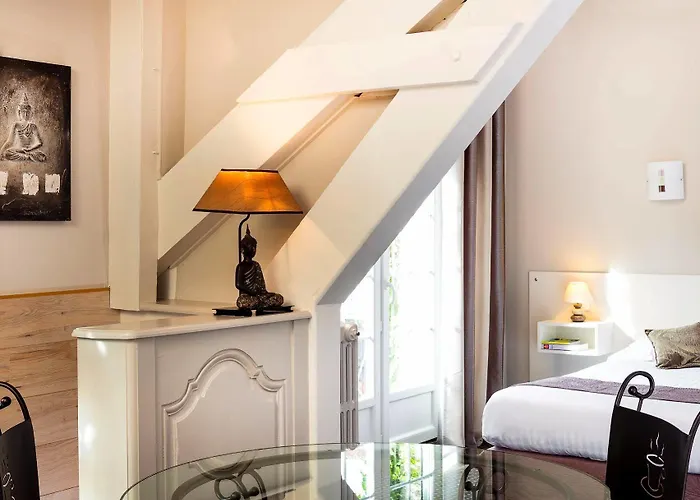 Logis La Thomasse Отель 3*