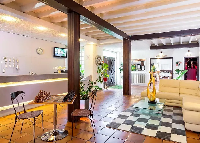 Logis La Thomasse Отель